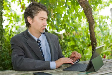 Dijital tablet, açık havada ile endişe iş adamı