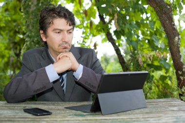 Dijital tablet, açık havada ile mutlu işadamı