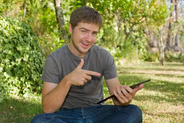 Příležitostné muž pracující s počítači tablet pc, venkovní — Stock fotografie