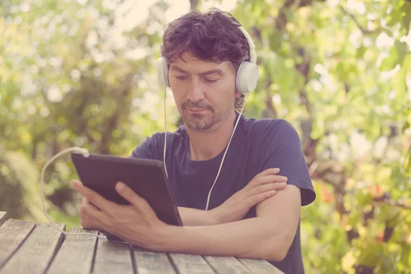Casual man working with a tablet pc, outdoor — Stock Photo, Image