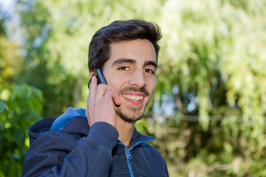 mutlu genç casual adam telefonda açık