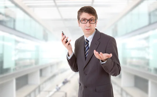 Jonge zakenman aan de telefoon, op kantoor — Stockfoto