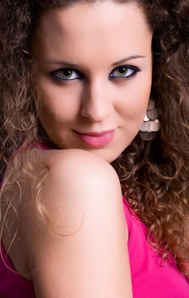 genç güzel esmer portre siyah arka plan