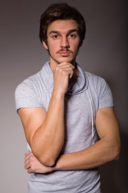 Yakışıklı bir gencin stüdyo portresi.