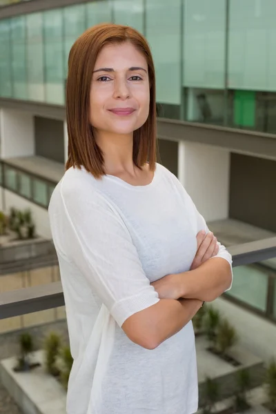 Jonge gelukkig zakenvrouw op kantoor — Stockfoto