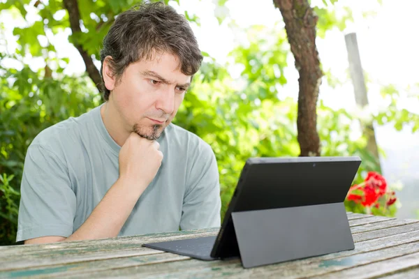 Casual uomo che lavora con un tablet pc, all'aperto — Foto Stock