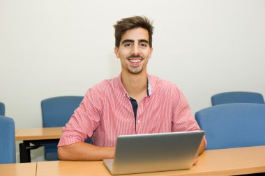 Sınıfta gelişigüzel bir genç öğrenci.