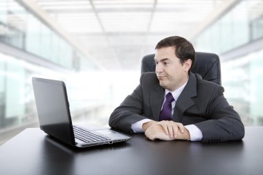 genç işadamı ile çalışan dizüstü bilgisayar, ofis olduğunu