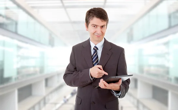 Hombre de negocios que usa la almohadilla táctil de la tableta PC, en la oficina — Foto de Stock