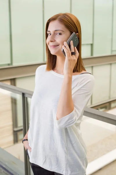 Donna d'affari che parla al cellulare nell'edificio degli uffici — Foto Stock