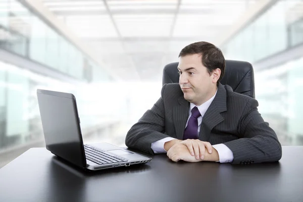 Joven hombre de negocios que trabaja con es portátil, en la oficina — Foto de Stock