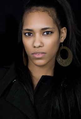 genç güzel kadın portre siyah arka plan üzerinde kapat