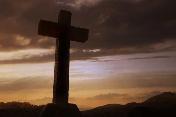 Kreuz Silhouette und die Wolken bei Sonnenuntergang — Stockfoto