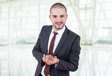 Ofisteki genç iş adamı portresi.