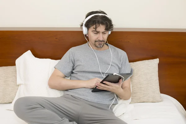 Man with tablet pc — Stock Photo, Image