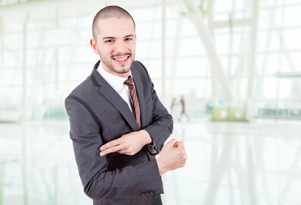 Porträt eines jungen Geschäftsmannes im Büro — Stockfoto