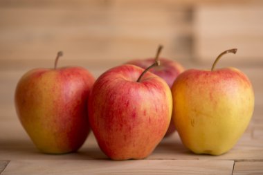 ahşap masa, studio resim üzerinde elma