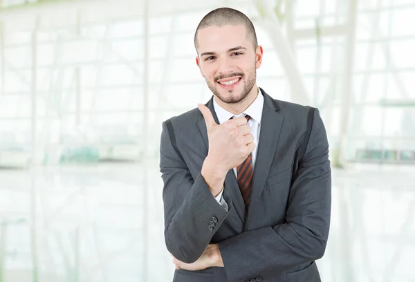 Junger Geschäftsmann geht Daumen hoch, im Büro — Stockfoto