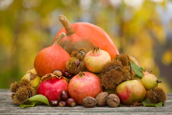 Frutta fresca autunnale, su un tavolo di legno — Foto Stock