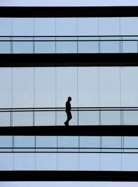 Modern ofis binası iç genç işadamı görünümünü siluet