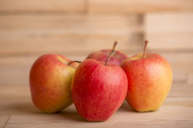 ahşap masa, studio resim üzerinde elma