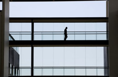 Modern ofis binası iç genç işadamı görünümünü siluet