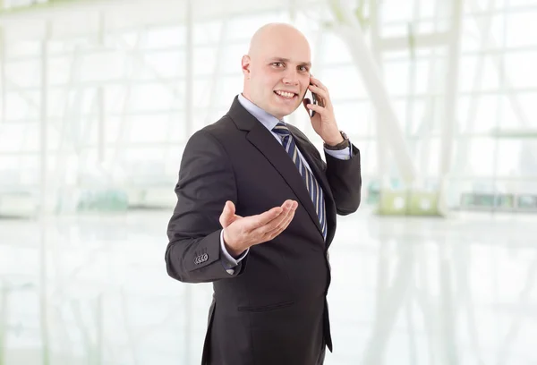 Jonge zakenman aan de telefoon, op kantoor — Stockfoto