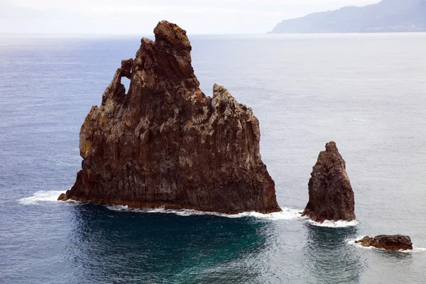 里贝拉 da Janela，葡萄牙马德拉岛上的火山岩石构成 — 图库照片