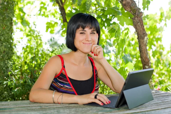 Mujer casual que trabaja con una tableta PC, al aire libre — Foto de Stock