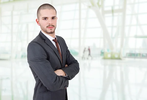 Porträt eines jungen Geschäftsmannes im Büro — Stockfoto