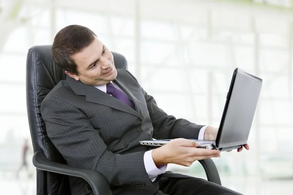 Joven hombre de negocios que trabaja con es portátil en la oficina — Foto de Stock