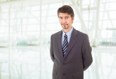 Ofisteki genç iş adamı portresi.