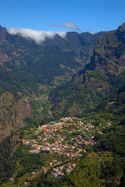 küçük köy Curral das Freiras, görüntülemek yukarıdan, Madeira Adası'nda Portekiz