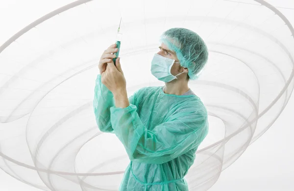 Unga manliga läkare med en spruta på sjukhuset — Stockfoto