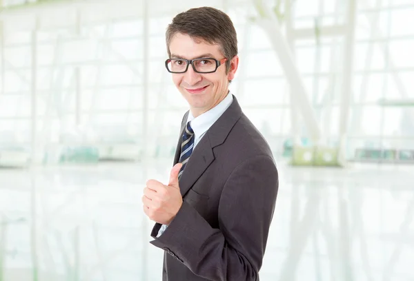 Joven hombre de negocios va pulgar hacia arriba, en la oficina — Foto de Stock