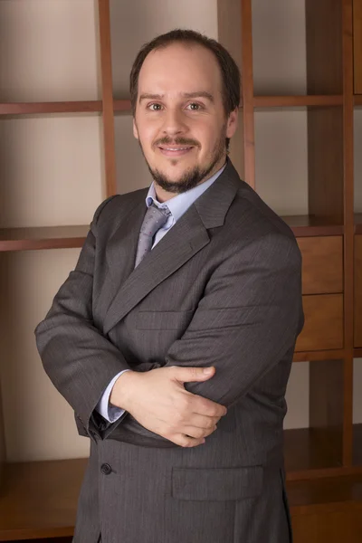 Hombre de negocios feliz, en la oficina del hogar, oliendo — Foto de Stock