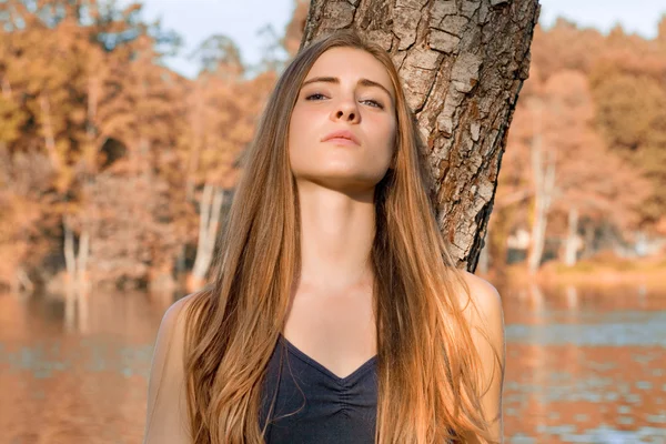 Jovem casual bela menina ao ar livre retrato — Fotografia de Stock