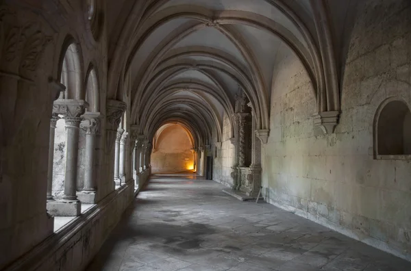 Interior del Monasterio Alcobaca. Este monasterio fue el primer edificio gótico de Portugal. — Foto de Stock