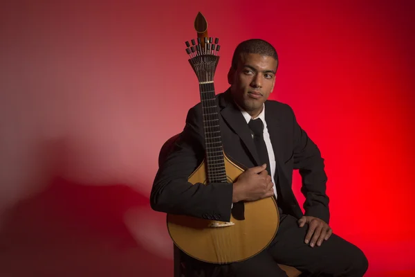 Fado-Musiker mit portugiesischer Gitarre, Studio — Stockfoto