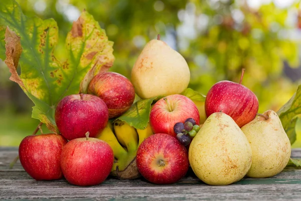 Fruit in houten tafel buiten in de tuin — Stockfoto