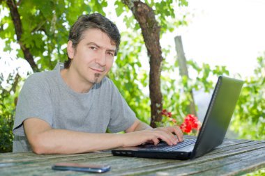 bir telefon ve tablet pc, açık olan genç adam