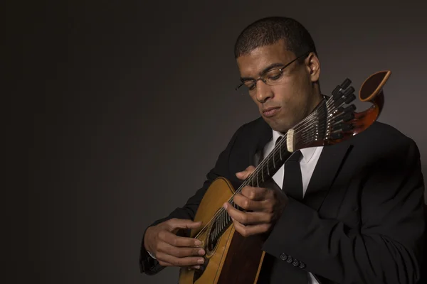 Fado musiker med en portugisisk gitarr, studio — Stockfoto