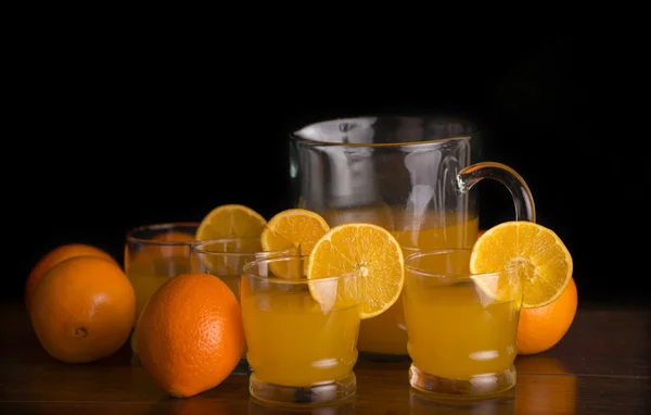Verre de jus d'orange délicieux avec des oranges et une citrouille — Photo