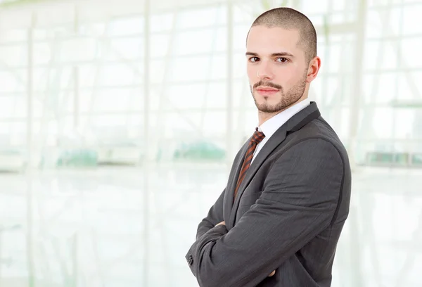 Jovem empresário retrato no escritório — Fotografia de Stock