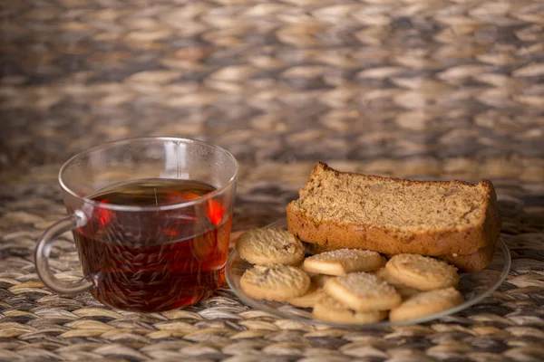 Té, galletas y tarta en mesa de madera frente a un fondo de madera — Foto de Stock