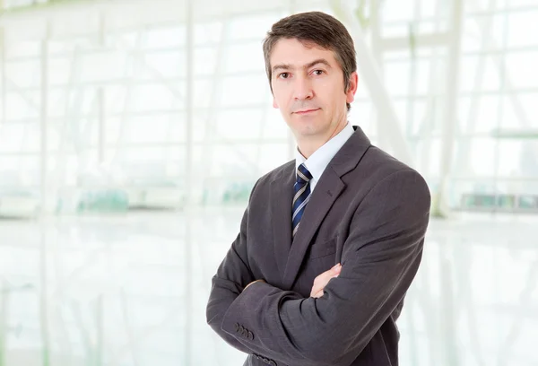 Porträt eines jungen Geschäftsmannes im Büro — Stockfoto