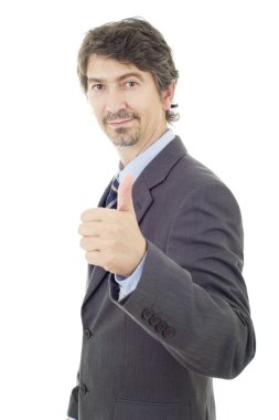 Genç iş adamı başparmağını kaldırıyor, beyaz üzerinde tek başına.