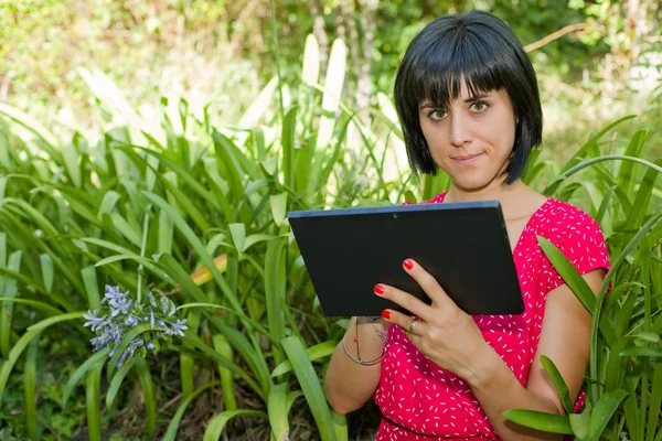 カジュアルな女性のタブレット pc は、屋外での作業 — ストック写真