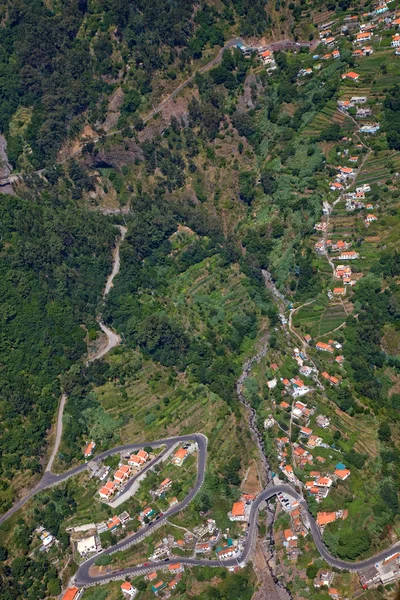 Pequeño pueblo de Curral das Freiras, vista desde arriba, en la isla de Madeira, Portugal — Foto de Stock