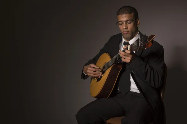 Fado musiker med en portugisisk gitarr, studio — Stockfoto